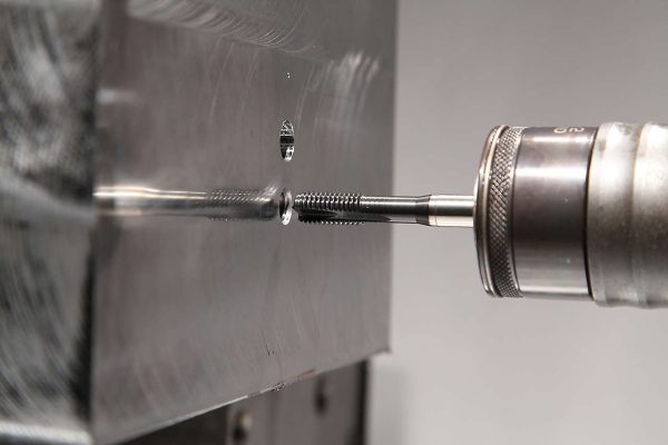 t670-beyond-spiral-point-plug-hss-e-tap-with-ksn38-grade-and-workpiece_t670m100x150r6h-d1